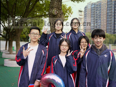 客服支持插图：耳机、热线与信封图标组合